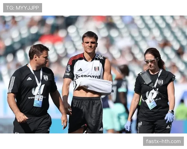 帕利尼亚面对利物浦高节奏冲击的拦截表现解析 帕利尼亚面对利物浦高节奏冲击的拦截表现解析