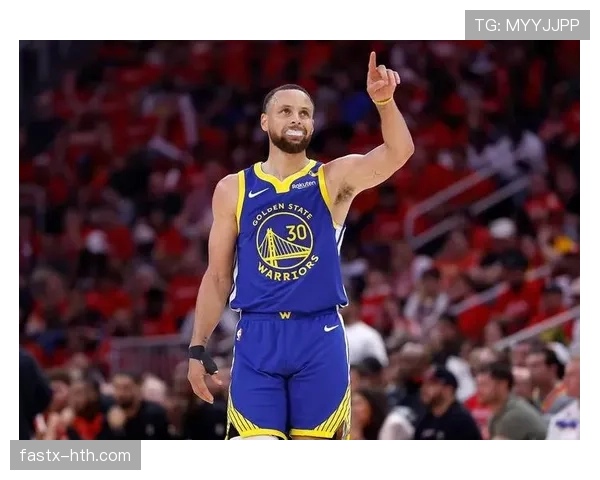 库里通过无球跑位牵制防守并以高效三分投射拉开球队进攻空间